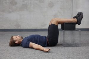 Øvelse liggende 90 som gir avslappende rygg og hofte, som påvirker ankelen