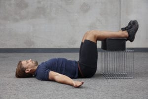 Øvelsen "Liggende 90", en øvelse der man ligger på rygg med hofter og kneledd i 90 grader